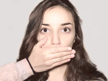 男性が女性の口を封じている