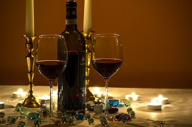 ディナーの写真　テーブルの上にワイングラスが二つ