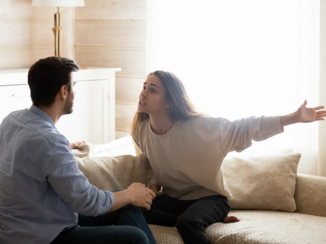 男性に怒る女性