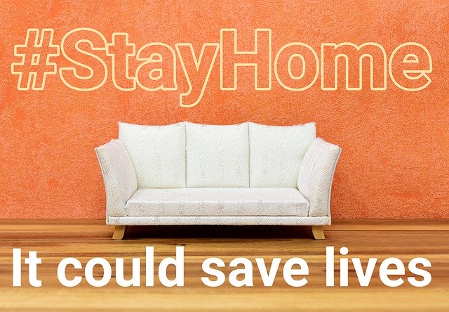#stay home と書いてソファーが置いてあるメッセージ