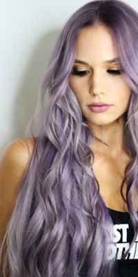 紫の髪の毛のキレイな人