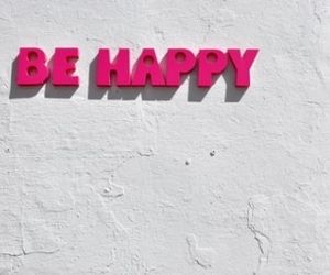 壁に「be happy」と書いてある