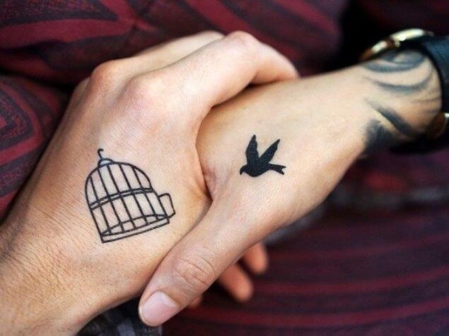 男女の手と鳥とカゴ