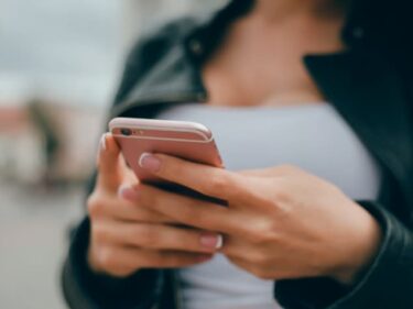 スマホを見る女性