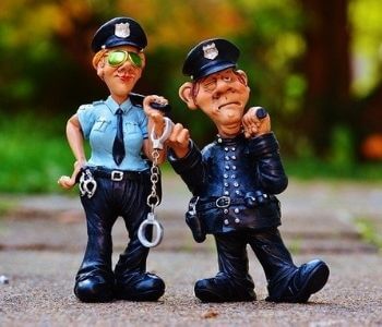 ２人の警察官の人形