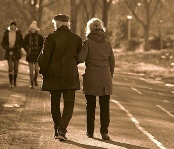 老夫妻が二人で歩く