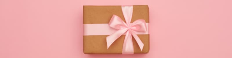 ピンクの背景とプレゼント