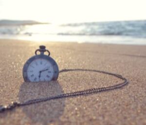 砂浜と時計