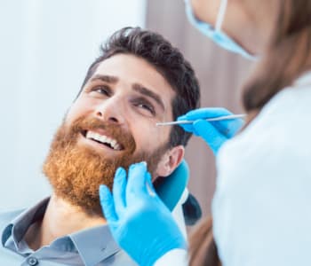 歯科の女医に笑顔を見せる男性