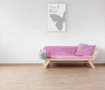 シンプルな部屋のピンクのソファー