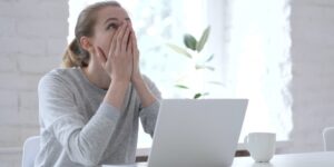 パソコンの前で呆然とする女性