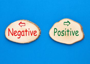 negativeと  positive の二つの札